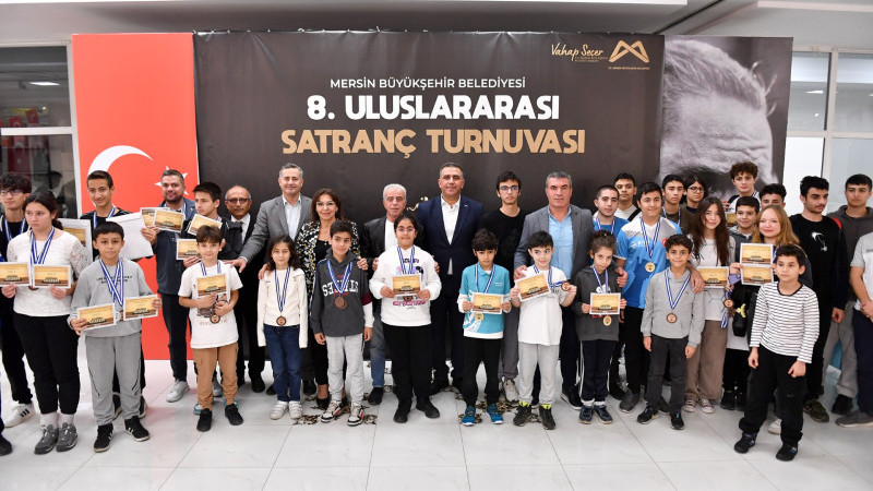 ‘8. ULUSLARARASI SATRANÇ TURNUVASI’NDA SPORCULARA ÖDÜLLERİ VERİLDİ