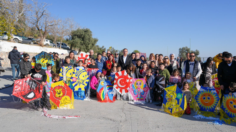 TARSUS’TA YÜZLERCE UÇURTMA GÖKYÜZÜNDE SÜZÜLDÜ