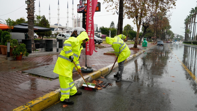 MESKİ’NİN YAĞMURSUYU TİMLERİ OLUŞABİLECEK PROBLEMLERİ HIZLICA ÖNLÜYOR