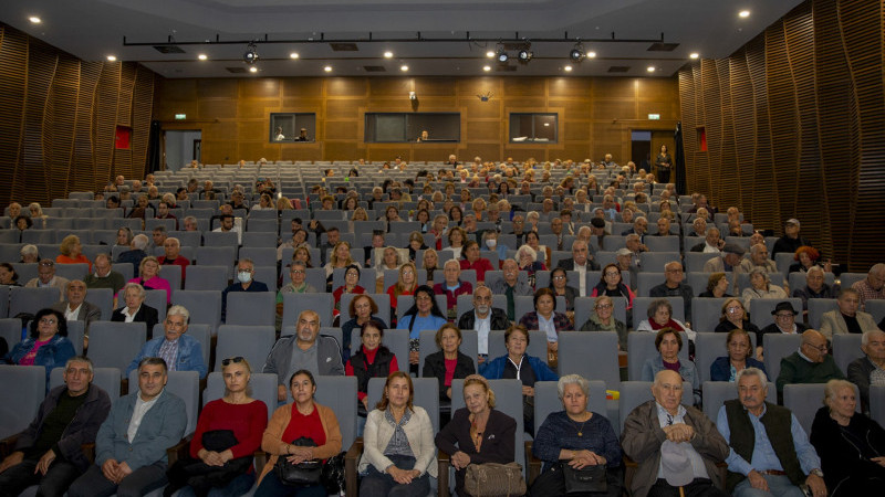 ‘MİSAFİR’ OYUNU PERDELERİNİ BÜYÜKŞEHİR’İN EMEKLİ EVİ ÜYELERİ’NE AÇTI