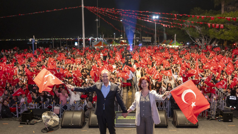 BAŞKAN SEÇER VE MERAL SEÇER ULUSAL EGEMENLİK VE ÇOCUK BAYRAMI KONSERİNE KATILDI