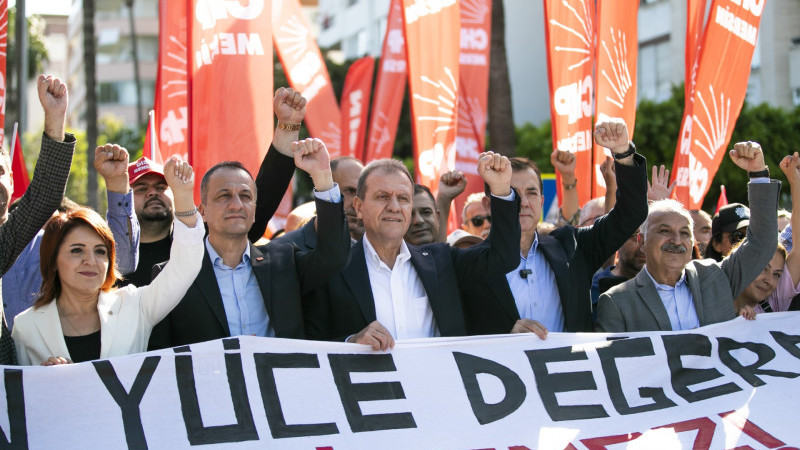 BAŞKAN SEÇER 1 MAYIS KORTEJİNDE EMEKÇİLERLE OMUZ OMUZA YÜRÜDÜ