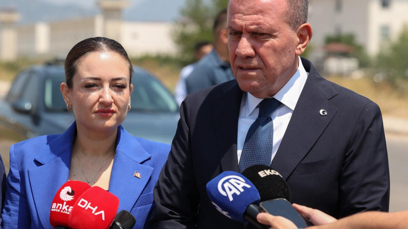 BAŞKAN SEÇER, CEZAEVİNDE TUTUKLU BULUNAN MUHİTTİN BÖCEK’İ ZİYARET ETTİ