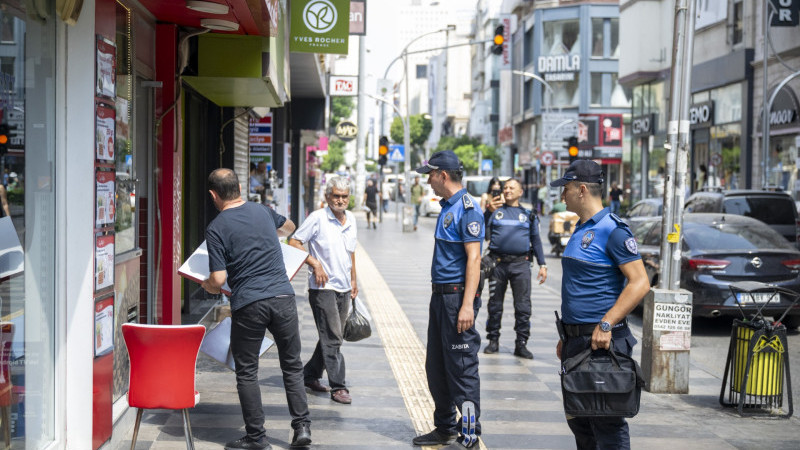  ZABITA KALDIRIM VE YOL İŞGALLERİNE GEÇİT VERMİYOR