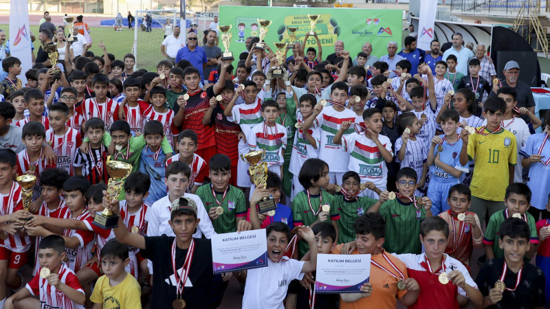 BÜYÜKŞEHİR’İN ‘U-11 / U-12 FUTBOL ŞENLİK LİGİ’ SONA ERDİ