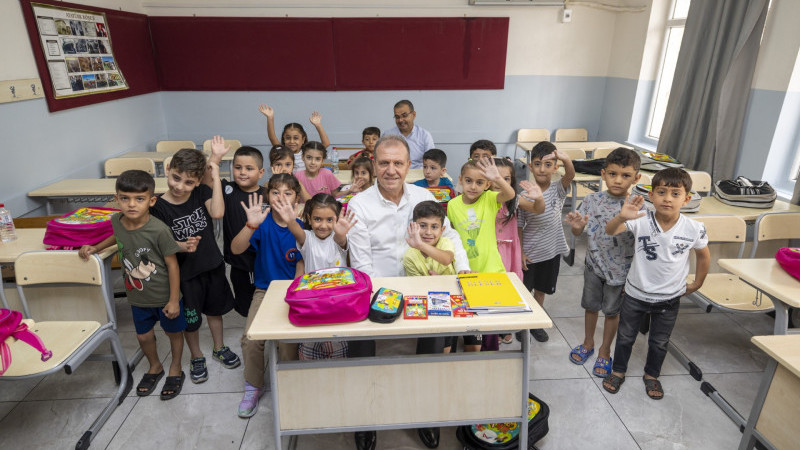 1. SINIF ÖĞRENCİLERİNİN İLK ÇANTALARI BAŞKAN SEÇER’DEN