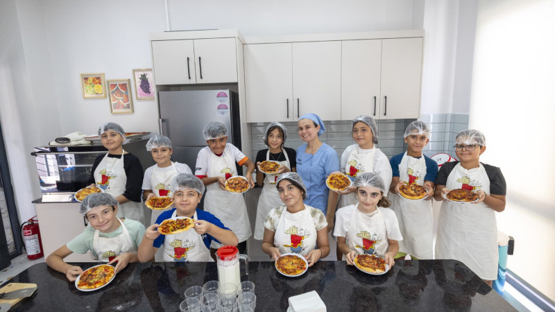  BU ATÖLYE İLE ÇOCUKLAR YEMEK YAPMANIN HER AŞAMASINI DENEYİMLEYEREK ÖĞRENİYOR 