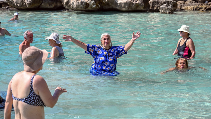  EMEKLİ EVİ ÜYELERİ YAPRAKLI KOY’DA DENİZİN TADINI ÇIKARDI