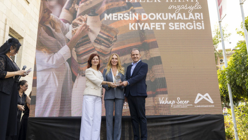BAŞKAN SEÇER VE MERAL SEÇER 'MERSİN DOKUMALARI KIYAFET SERGİSİ'NE KATI
