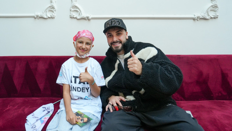 TARSUS BELEDİYESİ, ÜNLÜ RAPÇİ SEFO İLE KÜÇÜK HAYRANINI BİR ARAYA GETİRDİ