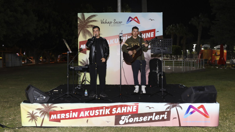 BÜYÜKŞEHİR’İN AKUSTİK SAHNE KONSERLERİ GENÇLERİN İLGİ ODAĞI