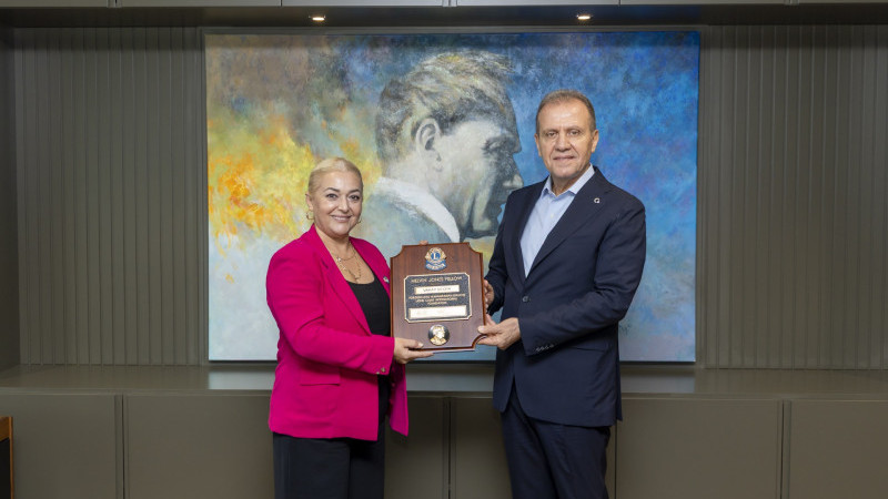 AKDENİZ LİONS KULÜBÜ’NDEN SEÇER’E DOSTLUK ÖDÜLÜ