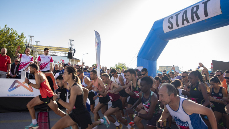 ‘ULUSLARARASI TARSUS YARI MARATONU’ HEYECANI MERSİN’İ SARDI