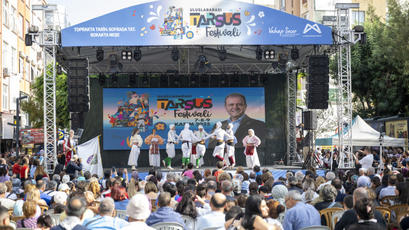 BİNLERCE YURTTAŞ ‘4. ULUSLARARASI TARSUS FESTİVALİ’NE AKIN ETTİ