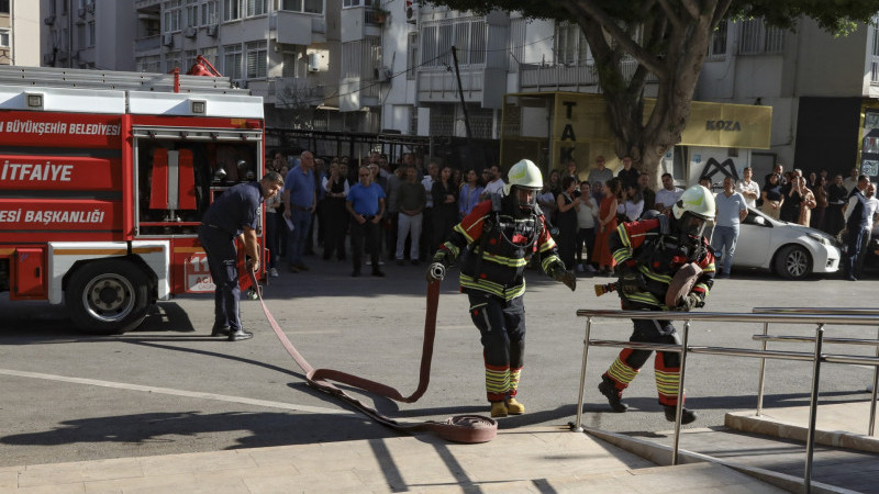BÜYÜKŞEHİR BELEDİYESİ ANA HİZMET BİNASI’NDA YANGIN TATBİKATI GERÇEKLEŞTİRİLDİ