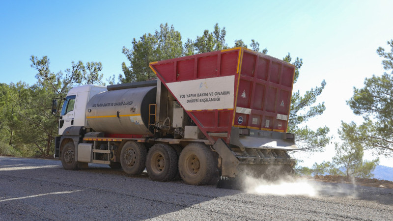 GÜLNAR’DA 5 MAHALLEYİ BİRBİRİNE BAĞLAYAN GRUP YOLU YENİLENDİ