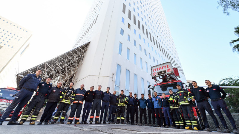 BÜYÜKŞEHİR İTFAİYESİ METROPOL İŞ MERKEZİ’NDE YANGIN TATBİKATI GERÇEKLEŞTİRDİ