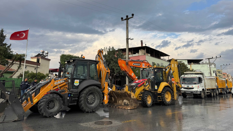 GECE BOYUNCA YAĞIŞ MESAİSİ: TARSUS BELEDİYESİ EKİPLERİ SAHADAYDI