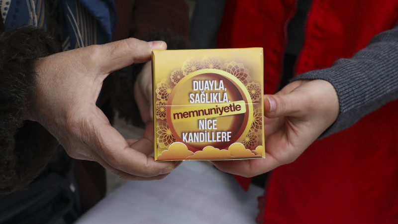 BÜYÜKŞEHİR REGAİP KANDİLİ’NDE 15 BİN KANDİL SİMİDİ DAĞITTI