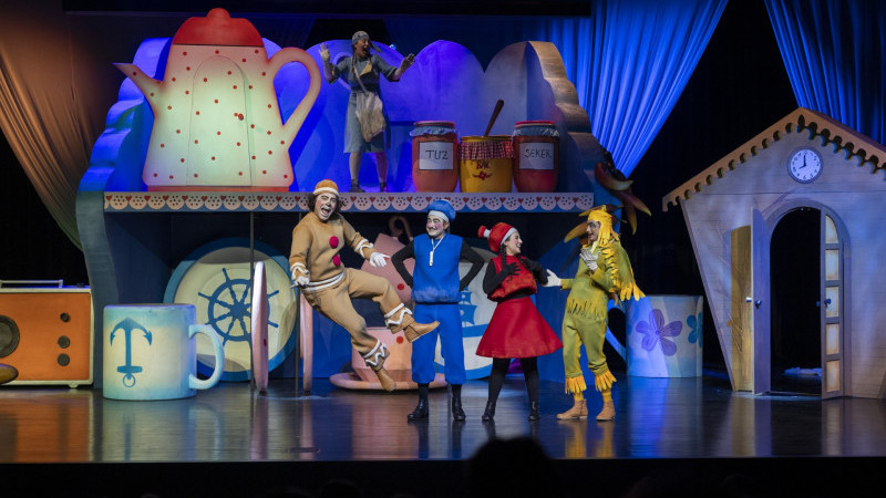 MERSİN ŞEHİR TİYATROSU’NDAN YENİ BİR PRÖMİYER: ‘BİSKÜVİ ADAM’