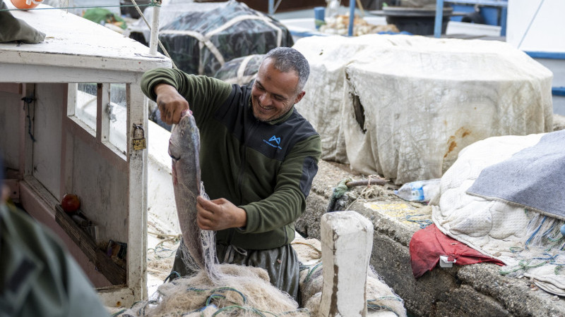 MERSİN BÜYÜKŞEHİR BELEDİYESİ KÜÇÜK ÖLÇEKLİ BALIKÇILARIN YANINDA