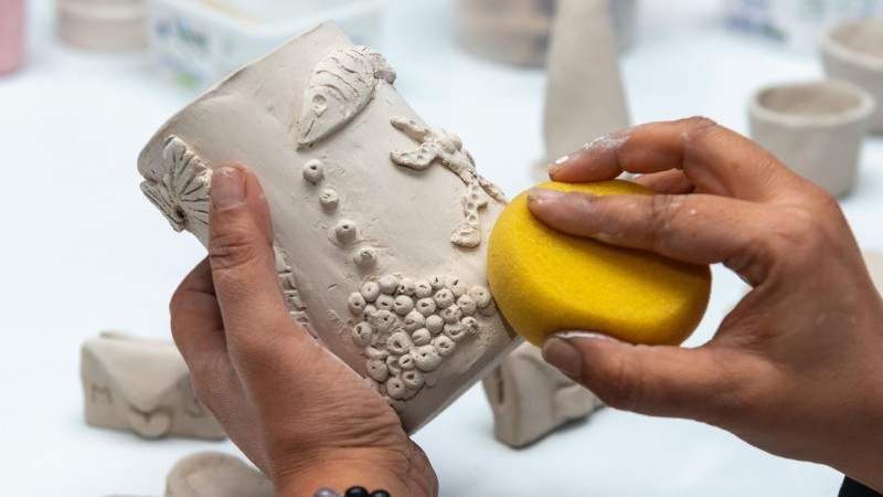 YENİŞEHİR BELEDİYESİNİN KADINLARA YÖNELİK SERAMİK EĞİTİMLERİ BAŞLADI