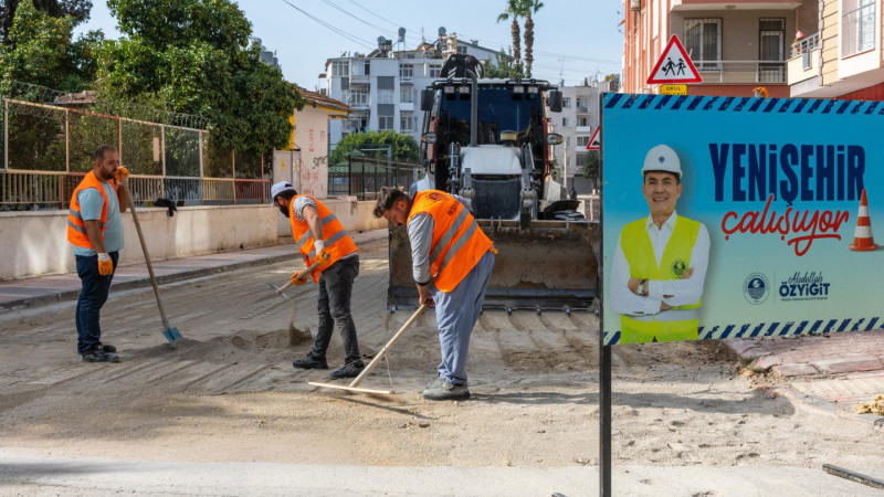 YENİŞEHİR’DE YOL VE KALDIRIMLAR YENİLENİYOR