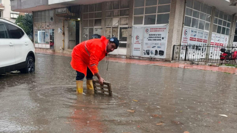 YENİŞEHİR BELEDİYESİ YAĞIŞA KARŞI SAHADA