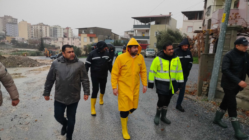BAŞKAN BOLTAÇ YAĞMUR ALTINDA SAHADA