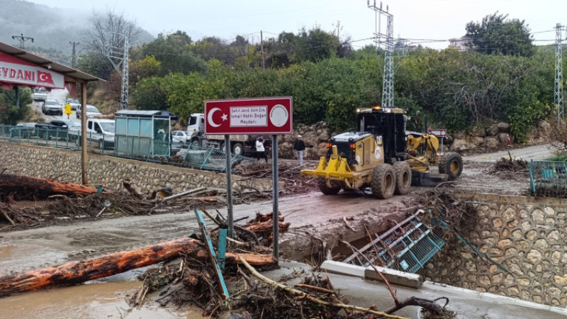 BÜYÜKŞEHİR’DEN KUVVETLİ YAĞIŞ SONRASI TEMİZLİK ÇALIŞMASI