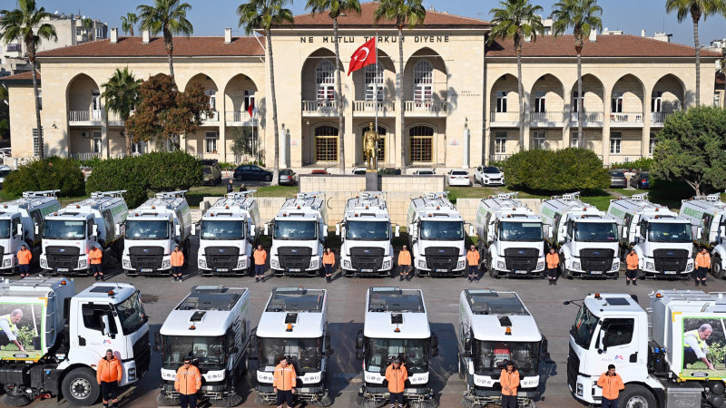 BÜYÜKŞEHİR TEMİZLİK ARAÇ FİLOSU’NA 22 BÜYÜK YOL SÜPÜRME ARACI EKLEDİ