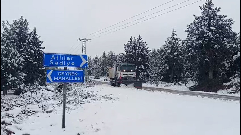 BÜYÜKŞEHİR EKİPLERİ GECE-GÜNDÜZ KARLA MÜCADELE EDİYOR