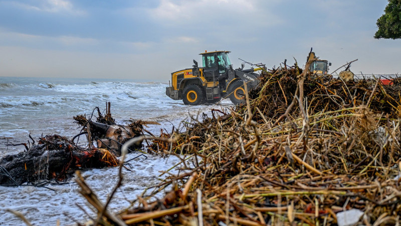 MERSİN BÜYÜKŞEHİR SELİN İZLERİNİ TÜM BİRİMLERİYLE SİLİYOR