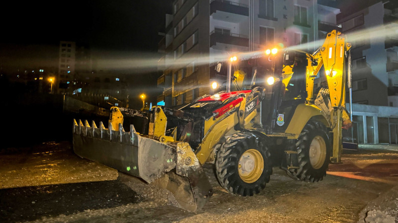 TARSUS BELEDİYESİ YOĞUN YAĞIŞA KARŞI GECE BOYUNCA SAHADAYDI