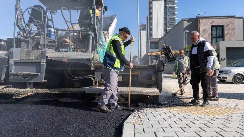 YENİŞEHİR’DE YOLLAR YENİLENİYOR, MAHALLELİNİN YÜZÜ GÜLÜYOR!