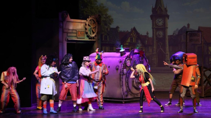 ÇÖPLÜK KRALI VE İCATÇI SAHNEDE