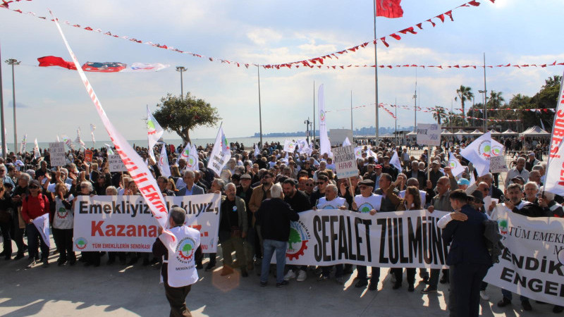 MERSİN’DE EMEKLİLER MEYDANDA: “İNSANCA YAŞAMAK İSTİYORUZ”