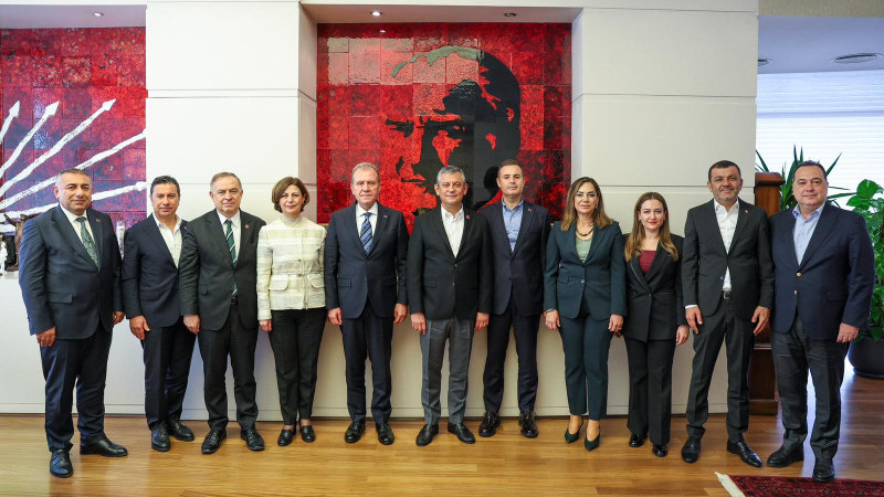 SEÇER, CHP GENEL MERKEZİ’NDE GENEL BAŞKAN ÖZEL VE BÜYÜKŞEHİR BELEDİYE BAŞKANLARI İLE BİR ARAYA GELDİ