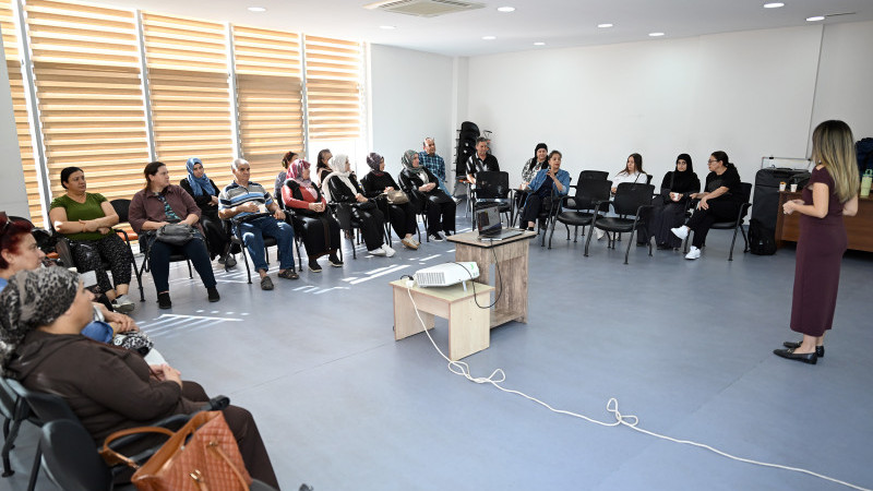  ENGELSİZ YAŞAM MERKEZİ’NDE AİLELER DİJİTAL DÜNYANIN RİSKLERİNE KARŞI BİLİNÇLENDİRİLDİ