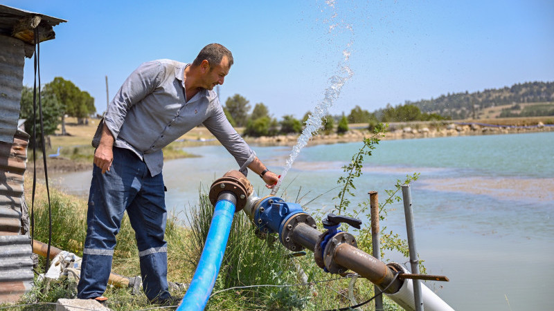 BÜYÜKŞEHİR’İN SULAMA BORUSU DESTEĞİYLE ÜRETİCİ SUSUZ KALMIYOR