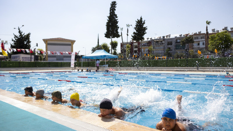 MERSİN’DE 7’DEN 70’E HERKES EĞLENEREK YÜZME ÖĞRENİYOR