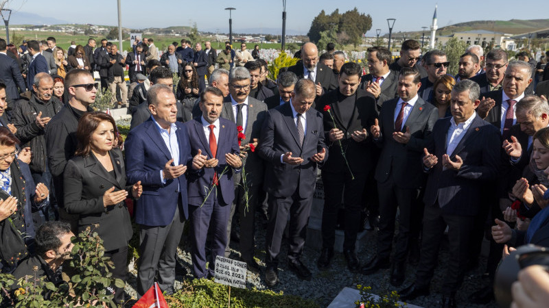 ÖZGÜR ÖZEL VE SEÇER 6 ŞUBAT DEPREMİNİN 3. YIL DÖNÜMÜNDE HATAY’DA