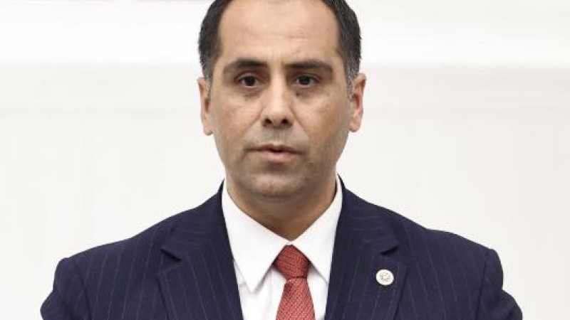 KIRATLI: “MERSİN’E BİR HİZMETİNİZ YOK! YAPILANI ELEŞTİRMEYİN!”