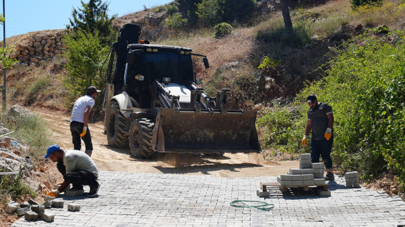 KIRSAL MAHALLELERDE YOLLAR PARKEYLE YENİLENİYOR