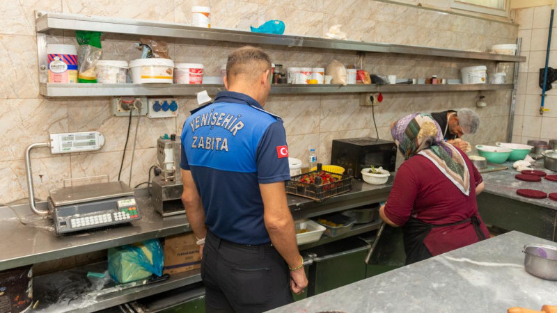 YENİŞEHİR’DE SERİNLETEN TATLARA SIKI TAKİP