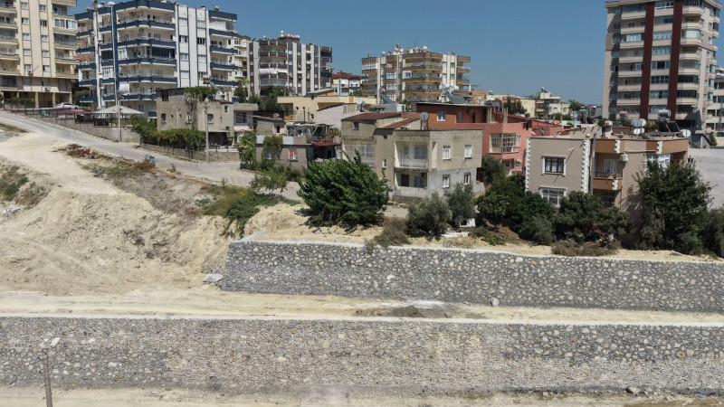 TOPRAK KAYMALARINA KARŞI İSTİNAT DUVARI YAPILDI