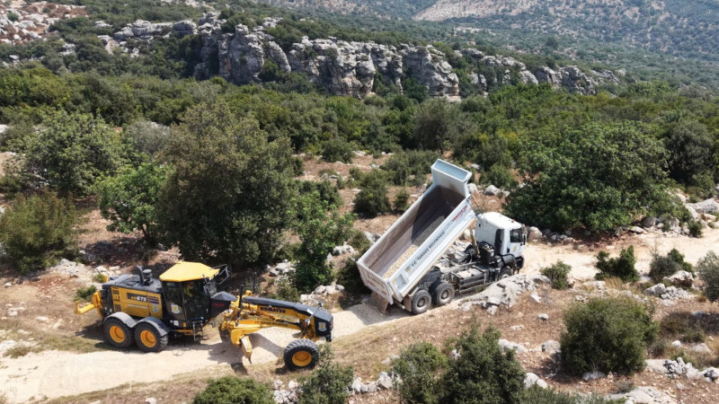 KIRSAL MAHALLELERDE ULAŞIMI KOLAYLAŞTIRAN YOL ÇALIŞMALARI DEVAM EDİYOR