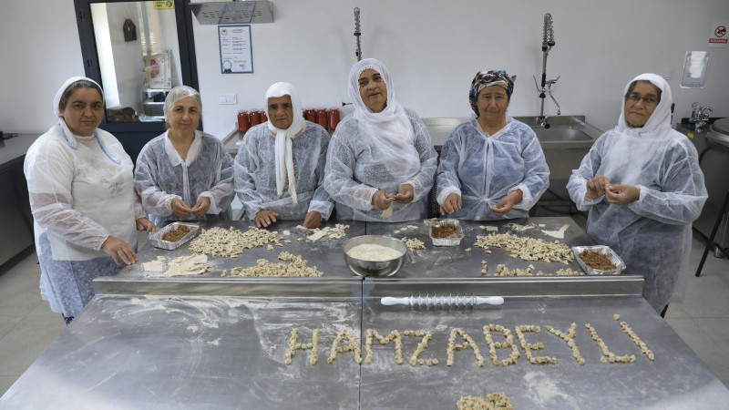 BÜYÜKŞEHİR’DEN HAMZABEYLİ’DE KADINLARIN ÜRETİMİNE GÜÇLÜ DESTEK