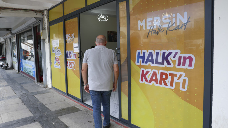 BÜYÜKŞEHİR’İN ‘HALK KART’ UYGULAMASI YÜZLERİ GÜLDÜRÜYOR